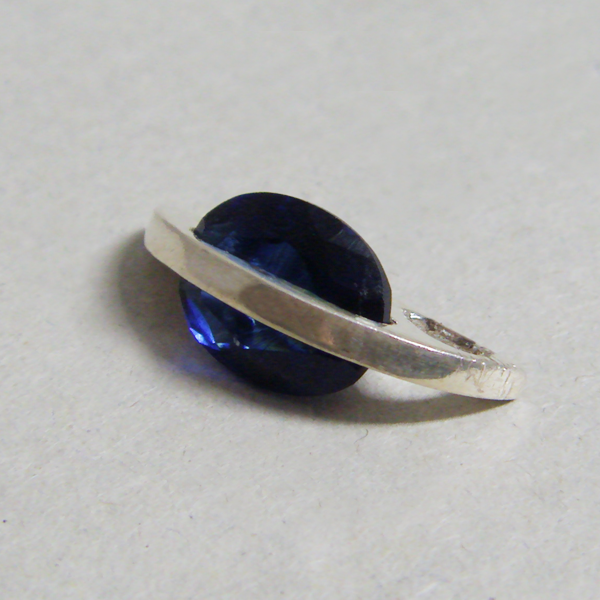 (p1226)Silver pendant with faceted blue stone.